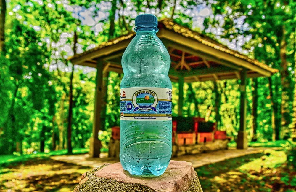 Água mineral Ouro Fino no cenário verde da Estância