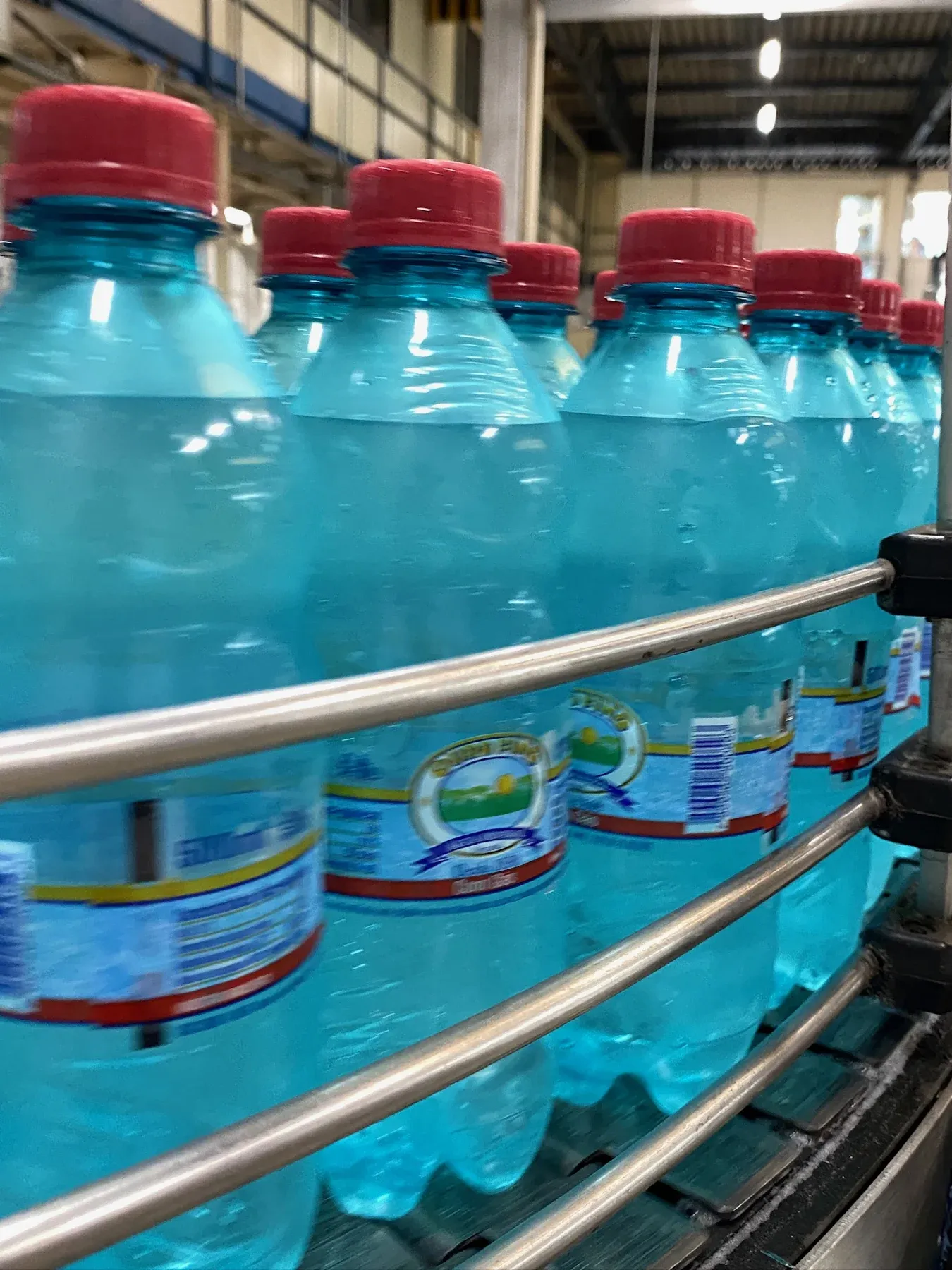 Garrafas de água mineral Ouro Fino na linha de envase, em registro do acervo de 2025