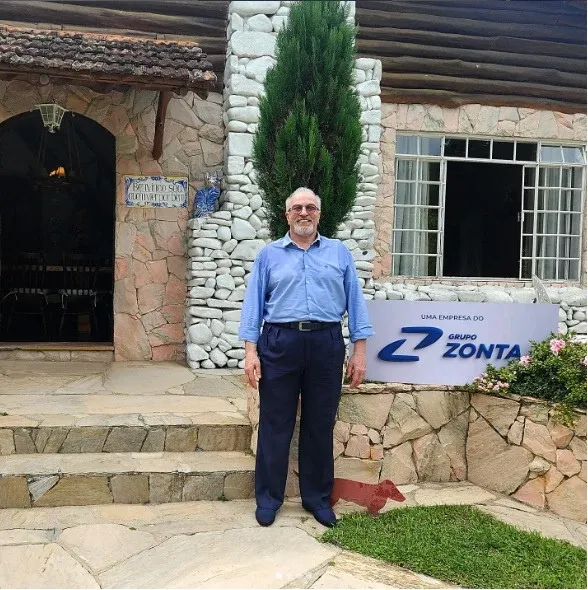 Joanir Zonta junto à placa do Grupo Zonta na Ouro Fino