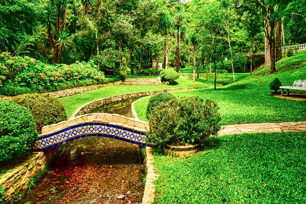 Jardins, ponte e vegetação da Estância Ouro Fino